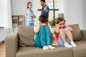 挑剔的父母，养不出健康幸福的孩子图片