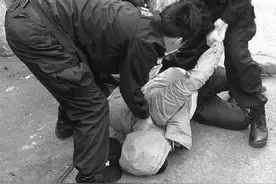 山西老农拿两根金条去银行换钱，却被民警逮捕：必须上交国家！图片