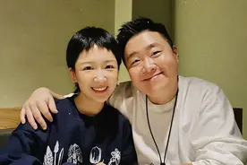 郝劭文携妻回台登记结婚，办完手续后吃大餐庆祝，搂肩合照好甜蜜图片