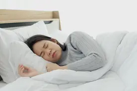 睡觉时身体会猛然抖一下？如果频繁发生，可能因为这3点图片