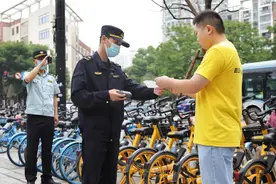 共享单车停放无秩序 武汉市对两家单车企业现场开出罚单图片