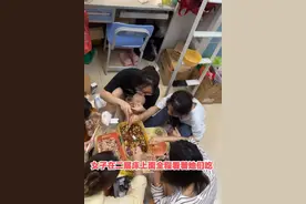 广西：女子全程尴尬看着舍友吃夜宵，女子：叫其它舍友都不叫我图片