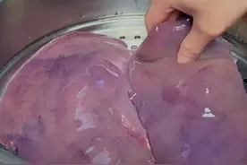 把猪肝放锅里蒸一蒸，出锅就是经典名菜，很多人都没吃过，太香了图片