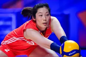 等待1035天！朱婷替补上场情绪低落，大合影时，袁心玥主动拥抱她图片