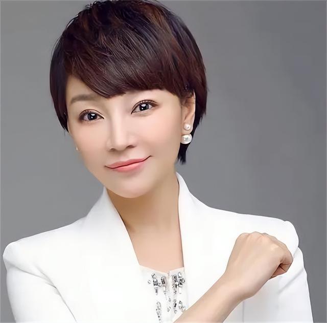 央视天气预报主持人王蓝一,女儿笑笑与妈妈很像,老公是谁已成谜