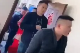 湖北新郎接亲，十几个红包也敲不开门，伴郎团脚踹砸门闹出争议图片