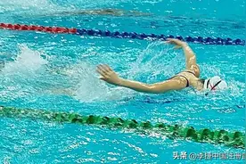 蝶泳的正确身体波浪发力和正确的两个同时的节奏图片