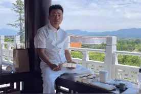 40岁王宝强罕晒近况，凉亭内吃盒饭姿势霸气，满面愁容大口啃馒头图片