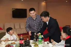 给领导敬酒时，建议：牢记这5套话术，定会让全桌人对你刮目相看图片