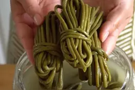 泡酸豆角，只放盐容易坏，牢记2技巧多2样，又酸又脆，放1年不坏图片