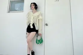 陈小纭黑色超短裤大长腿性感写真图片