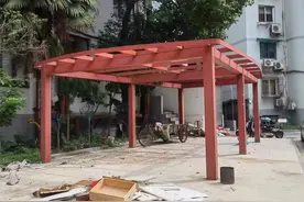惊呆！加装电梯后，沪上小区两年“满目凄凉”！900平方米绿化，惨不忍睹图片
