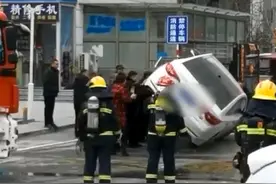 郑州居民掀翻违停车！为消防车开道引起热议，需要担责赔偿吗？图片