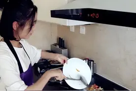 上海夫妻约表弟聚餐，自备“6菜2酒”，表弟惊呼：两口子太实在了图片