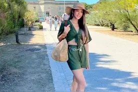 43岁TVB前女星晒旅游照！大秀事业线和美腿，曾患面瘫吃饭都困难图片