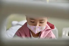 女童入园体检被查出患白血病 妈妈：孩子每次路过幼儿园都会驻足观望图片