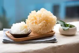 银耳夏天可以泡一晚上再煮吗？隔夜后是否会产生毒素，还能吃吗？图片