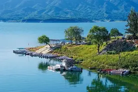 平山 | 人勤赶农时 不负好春光 草莓大棚劳作忙图片