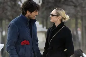 33岁维密天使糖糖终于恋爱，还是年长男模，牵手散步俩娃妈笑得甜图片