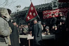 1949年批斗地主场面，土地改革法正式实施，农民分到土地笑开颜！图片