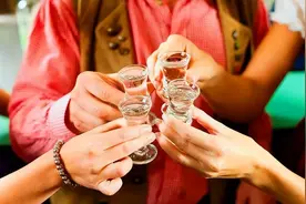 请人喝酒不会说“开场白”？行家教你4句话，让客人刮目相看图片