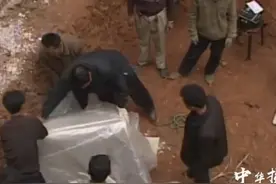 2005年，湖北出土一男七女合葬墓，开墓门前出现一片白雾吓坏专家图片