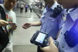 民警查律师身份证遭到拒绝，警察能不能随便查身份证呢？图片