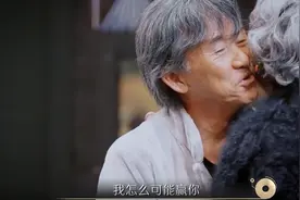林子祥叶倩文台上秀恩爱！当众亲吻十分甜蜜，搀扶下场动作显老态图片