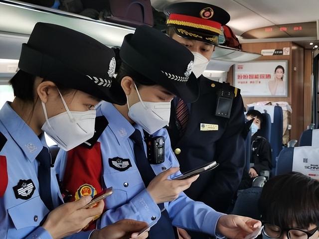 16岁少女坐火车硬卧被侵犯，男子被抓后狡辩称：我就蹭了蹭没进去