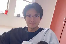 演员马丽罕见晒老公照片，祝老公父亲节快乐，脸上红色唇印很显眼图片