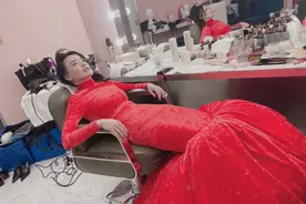 45岁舒淇再次开始减肥，穿长裙躺椅子上太紧绷，腰部凹陷头发凌乱图片