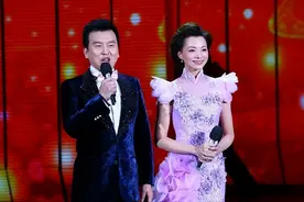 央视主持人张泽群：4次高考终成功，55岁老来得子，如今苦尽甘来图片