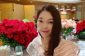 富士康老板娘47岁还爱穿粉色，人美心善气质好，年近50外形似少女图片