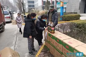 陕西国际商贸学院工会组织发放春节慰问品和送温暖活动图片