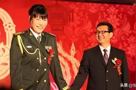 大校军衔，八一名将郑海霞的待遇如何？薪水感人，23年无晋升图片