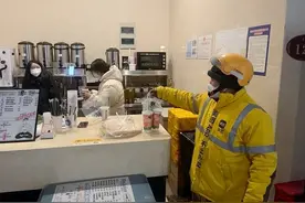 乌鲁木齐部分外卖站点复工“您的外卖正在配送中”图片