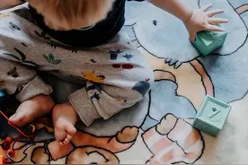 育儿小知识︱孩子不跟别的小朋友一起玩怎么办？图片