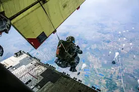 汶川地震，15名空降兵从4999米高空盲跳立二等功，他们后来如何了图片