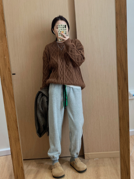 运动裤,一年四季都可以穿,那么你知道秋冬灰色卫裤怎么搭配上衣才好看