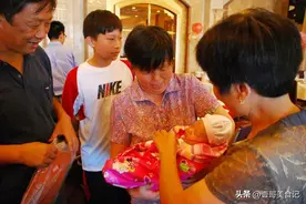 孙儿满月宴上，爷爷带来2款好酒，引得众人连连称赞：太好喝了图片