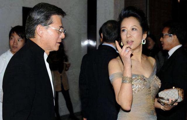 百亿富豪罗康瑞,放弃原配娶了小10岁港姐,如今才74岁已满头白发