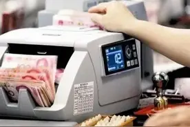 银行存款保险上限是50万，超过后要分开存吗？答案来了图片