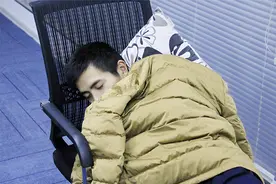 老话说：“睡觉不能头朝东、脚朝西”，可信吗？告诉你此中实情图片