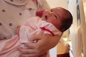婴儿的脸细看并不精致，为何却能萌化宝妈的心？心理学家给出答案图片
