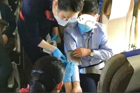 航班途中旅客突发病情 乘务组冷静处置确保旅客全程安全图片