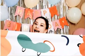 何超莲穿背带裤庆生，小腹隆起引猜测：或已怀有身孕图片