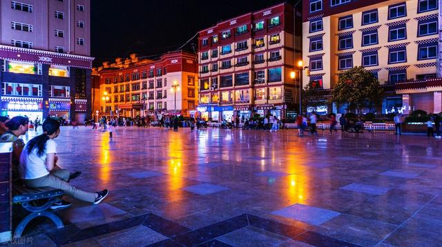 中国最小县城之一的雅江县，面积0.5平方公里，高楼建在悬崖边