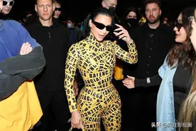 不愧是美国头号“名媛家族”，这些辣眼睛的造型，也就卡戴珊了图片