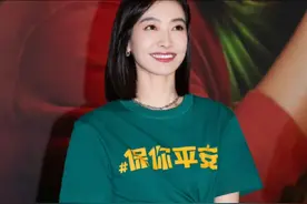 T恤不要再塞进裤腰了，瞧杨幂、宋茜这样穿，是有多洋气显瘦图片
