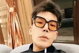 知名“富二代”王政源带人炒股，入群费最高15万元，有人称一只票亏了600万元！本人回应，律师：或涉嫌违法图片